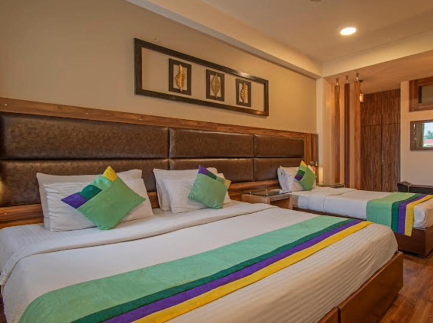 Hotel Imperial Park Sector 45 구르가온 외부 사진