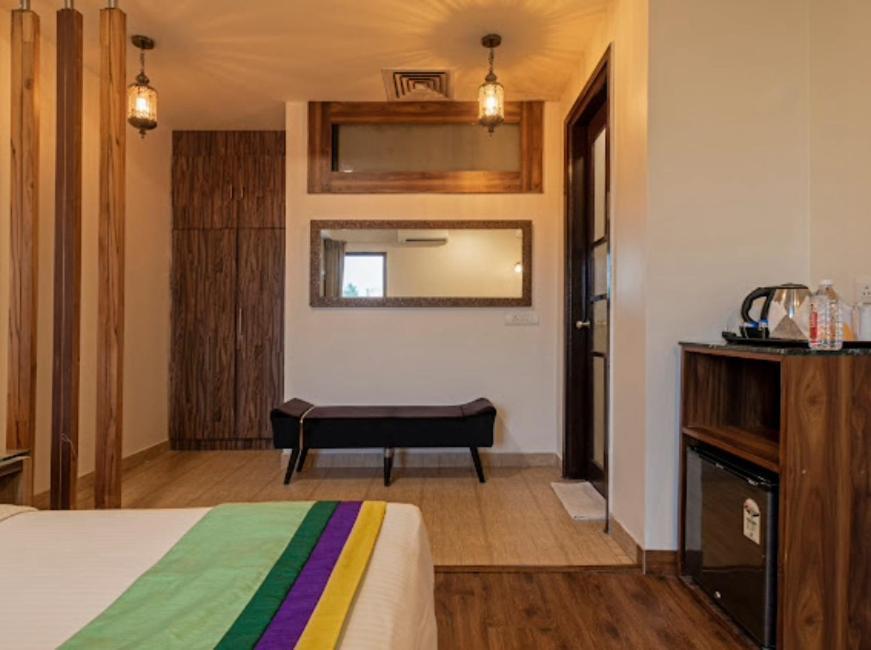 Hotel Imperial Park Sector 45 구르가온 외부 사진